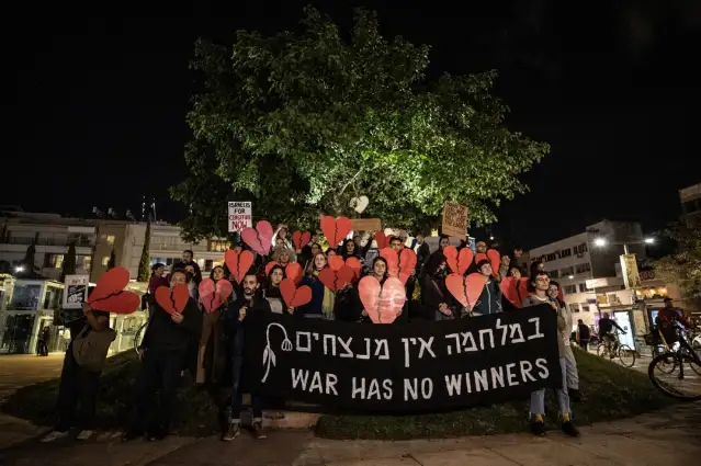 İsrailli eylemciler, "Gazze'de ateşkes" talebiyle Tel Aviv'de gösteri düzenledi