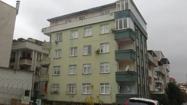 Gemlik depreminde kolonları çatlayan Avcılar'daki bina mühürlendi