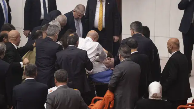 Özgür Özel'den rahatsızlanan vekil Hasan Bitmez'e ziyaret