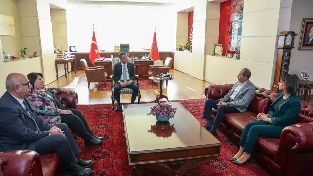 Özgür Özel CHP Genel Merkezi'nde KESK heyeti ile buluştu