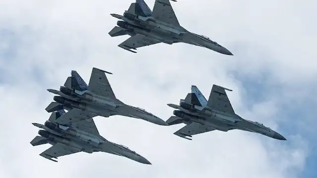 Putin'e, BAE'ye giderken füzelerle donatılmış 4 Rus Su-35 savaş uçağı eşlik etti