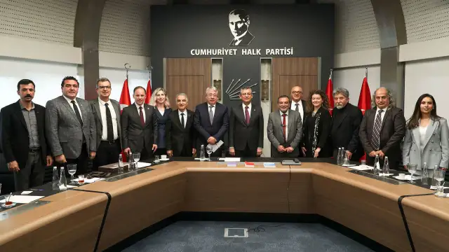 Özgür Özel, TMMOB Yönetim Kurulu ile bir araya geldi