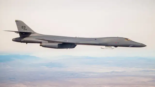 ABD'ye ait B1 bombardıman uçağı düştü