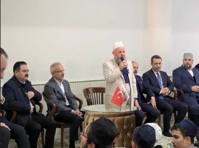 Bakan'dan tarikat vakfına ziyaret: "Kıymetli hocam..."