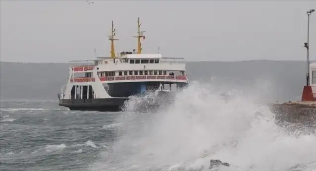 Gökçeada ve Bozcaada feribot seferlerine fırtına engeli