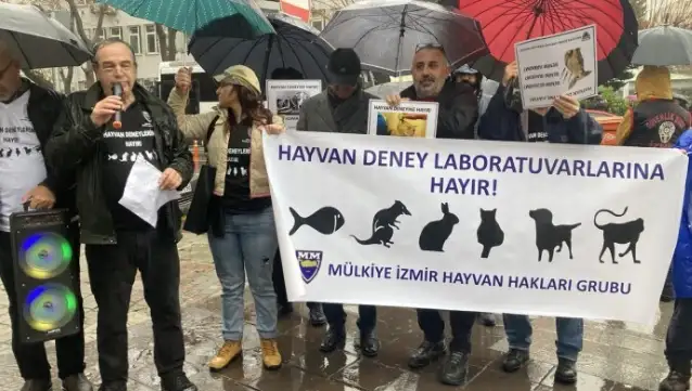 İzmir'de hayvan deney laboratuvarı protestosu