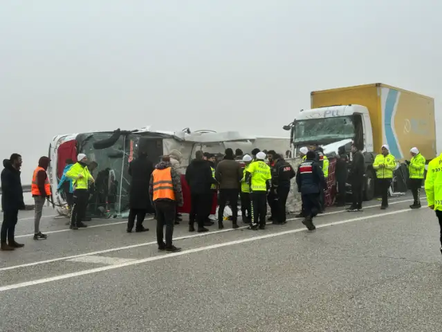 Malatya'da devrilen yolcu otobüsüne tır çarptı 4 ölü, 36 yaralı