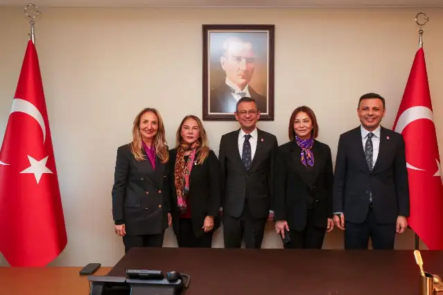 KA. DER'in ‘kadın listesi’ Özgür Özel'in masasında