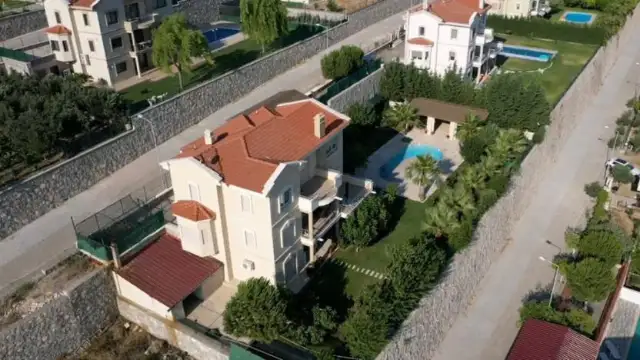 Rektör havuzlu villaya çökmüş: "Tahliye kararı var ancak ayrılmıyor"