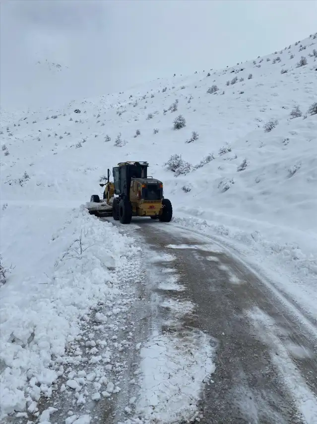 Van, Hakkari ve Bitlis'te 50 yerleşim birimine ulaşım sağlanamıyor