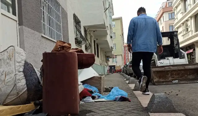 Vicdansız doçent eşi ve kızlarını sokağa attı