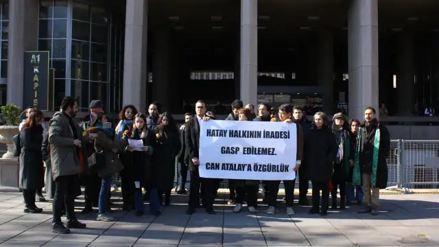 Hukuk örgütleri, vekilliği düşürülen Can Atalay için Ankara Sıhhiye Adliyesi önünde!