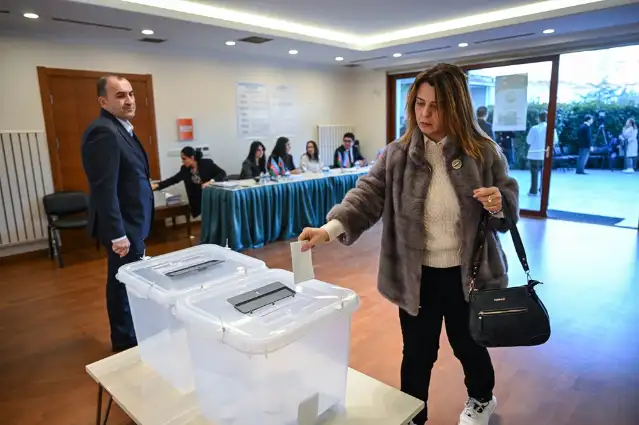 Azerbaycan vatandaşları cumhurbaşkanı seçimi için İstanbul'da sandık başına gitti