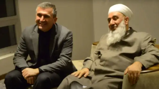 CHP'nin Akçakoca adayı Menzil şeyhinin elini öpmüş