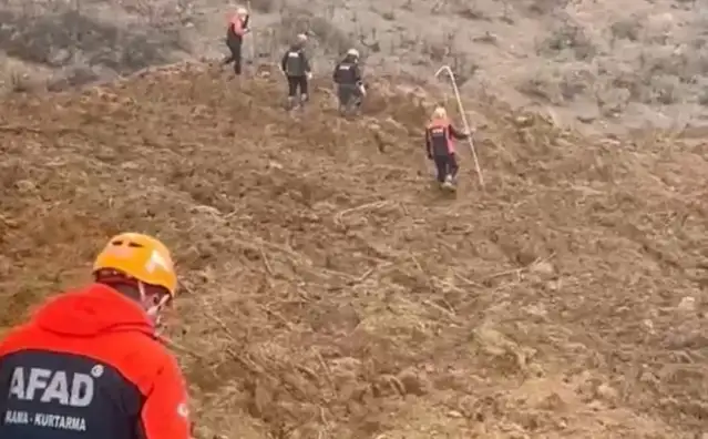 İliç'te toprağın altında kalan işçiler çubuk ve kürekle aranıyor
