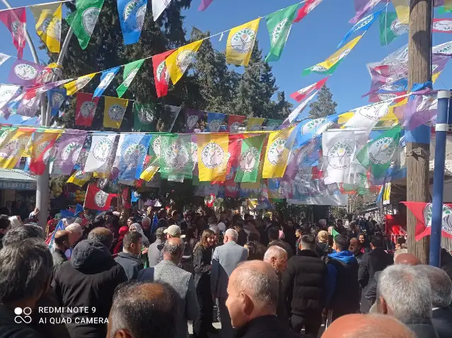 DEM Parti Beşiri'de seçim lokalini şarkılar eşliğinde açtı