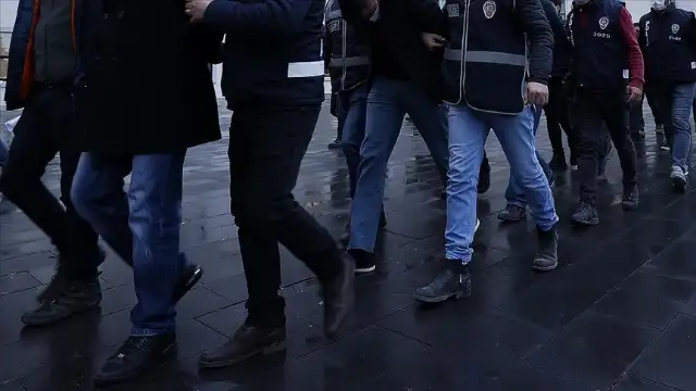 Sosyal medyada sahte kadın profiliyle dolandırıcılık yapan 12 zanlı tutuklandı