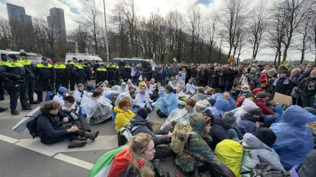 Hollanda'da yüzlerce iklim aktivisti gözaltına alındı