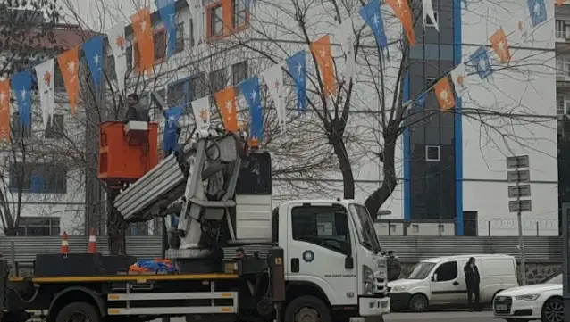 Diyarbakır Büyükşehir Belediyesine ait vinçlerle direklere AKP bayrakları asıldı