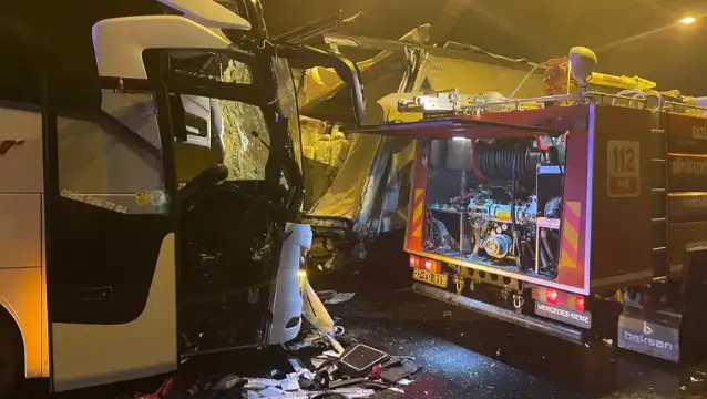 Osmaniye'de yolcu otobüsü TIR’a çarptı: 1 kişi hayatını kaybetti