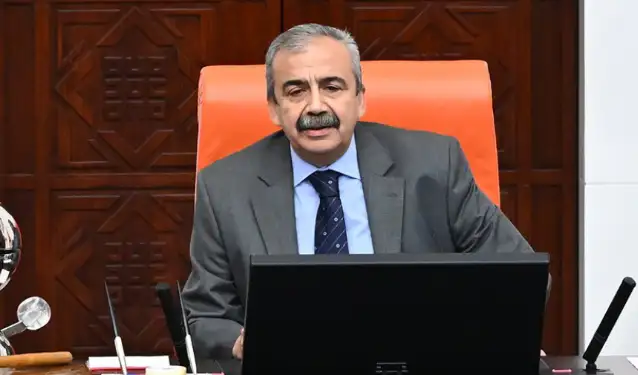 Kalp krizi geçiren Sırrı Süreyya Önder'in durumu kritik, ameliyat 7-8 saat sürecek
