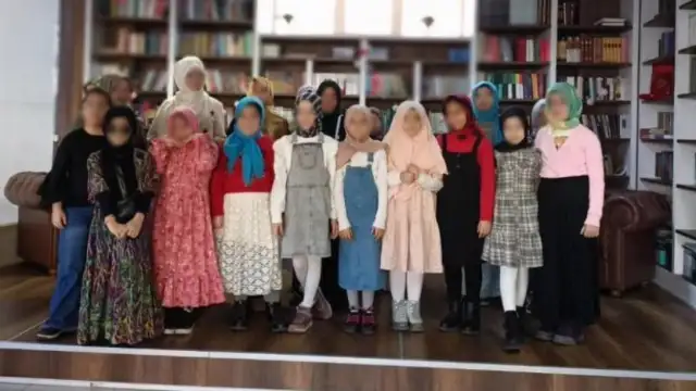 TÜGVA'dan 10-14 yaş arasındaki çocuklara 'tesettür defilesi'