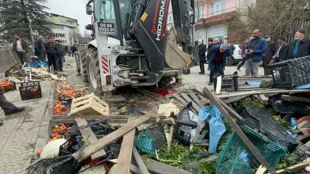 Artvin'de freni boşalan iş makinesi pazara daldı