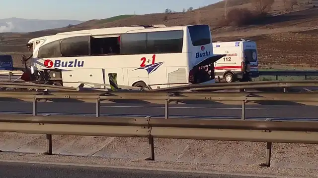 Yolcu otobüsü bariyerlere çarptı: 14 yaralı