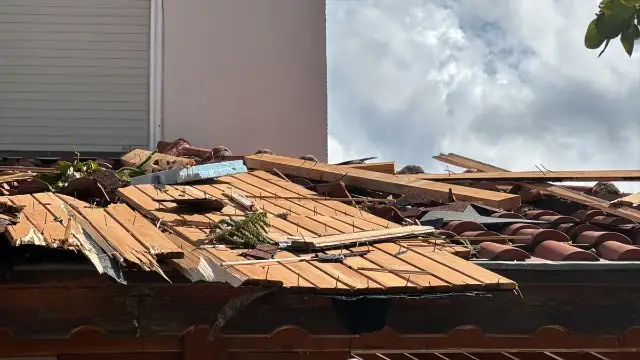 Hatay'da fırtına: Bir apartmanın çatısı uçtu