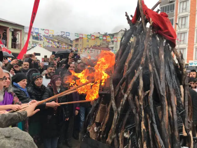 İlk Newroz ateşi Karakoçan’da yakıldı