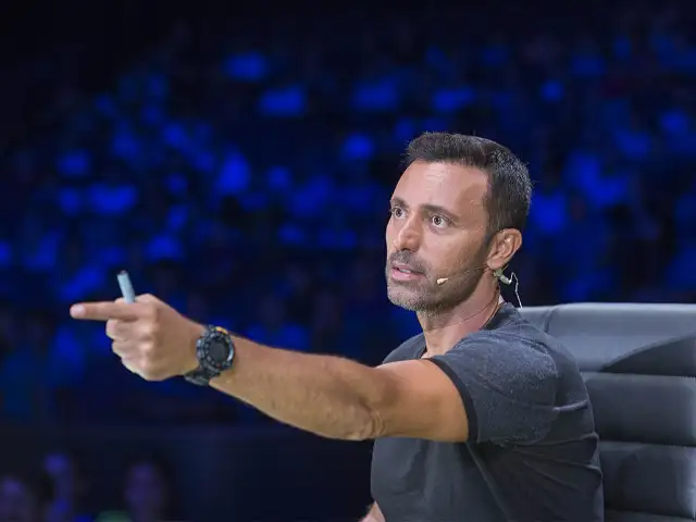 Mustafa Sandal seçim afişlerine tepki gösterdi