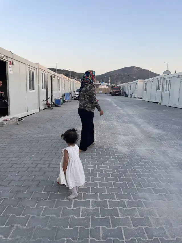 Malatya'da konteyner dramı: Depremzede anneanne isyan etti; "özel çocuğumla kira veremem, ölenler kurtuldu"