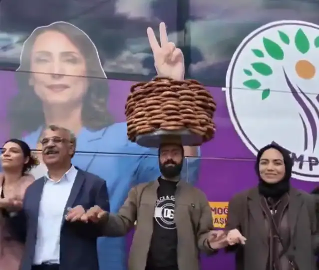 Simitçinin halay tutkusu! Kafasındaki tepsi bir olsun sarsılmadı
