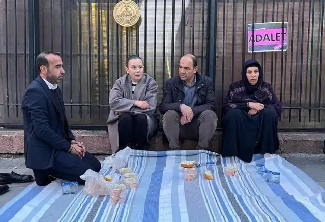 Emine Şenyaşar orucunu Adalet Bakanlığı’nın önünde açtı