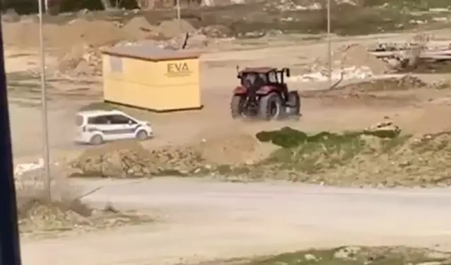 Traktörlü ve öfkeli... Film gibi kovalamacada polisleri arkasına taktı
