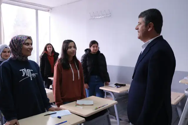 'Dershaneye her gün otostopla gelmek zorunda kalıyorum'