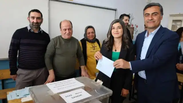 Siyasilerden Van halkının iradesinin gasp edilmesine tepki