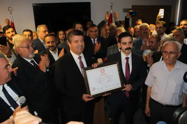 Adıyaman Belediye Başkanı Tutdere, mazbatasını aldı