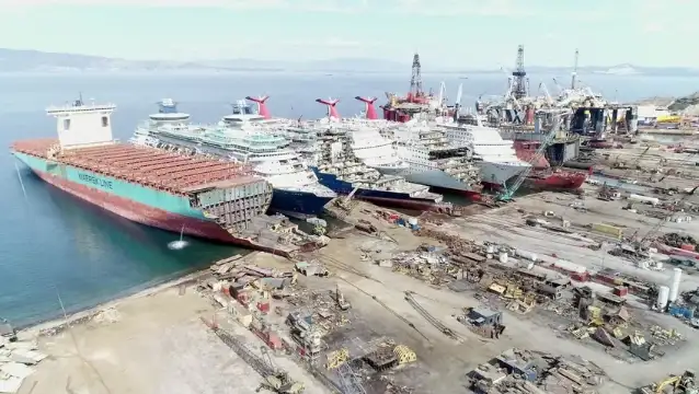 İtalyan 'ölüm gemileri' İzmir'e geliyor