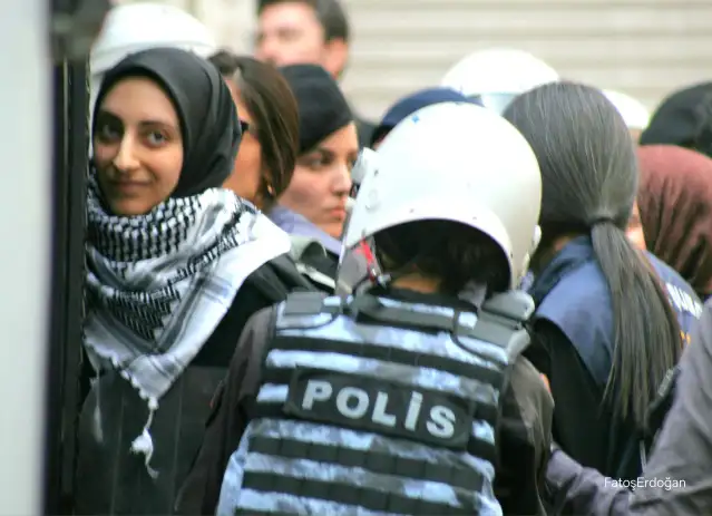 'İsrail ile ticaret' protestosunda darp ve ters kelepçeli gözaltı: 2 emniyet görevlisi açığa alındı