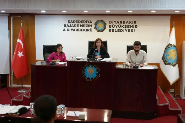 Diyarbakır Büyükşehir’den “Türk Bayrağı kaldırıldı” haberlerine yalanlama