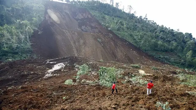 Endonezya'da şiddetli yağışların yol açtığı afetlerde ölü sayısı 1030'a yükseldi