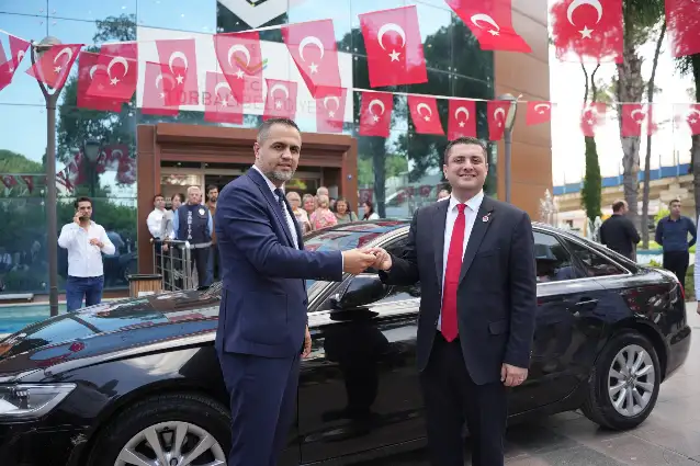 İzmir Torbalı Belediye Başkanı Övünç Demir, şahsi aracını belediyeye bağışladı