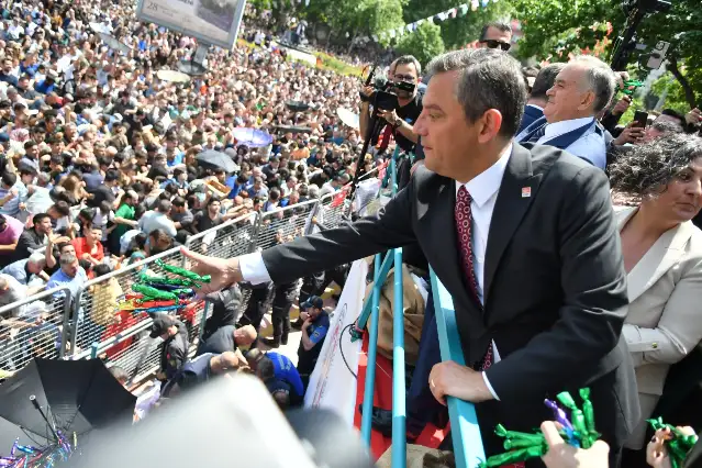 CHP lideri Özel Manisa'da mesir macunu saçtı!