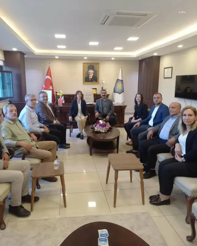 Diyarbakır Büyükşehir Belediyesi’ni ziyaret eden CHP’li Tanrıkulu'ndan bayrak mesajı