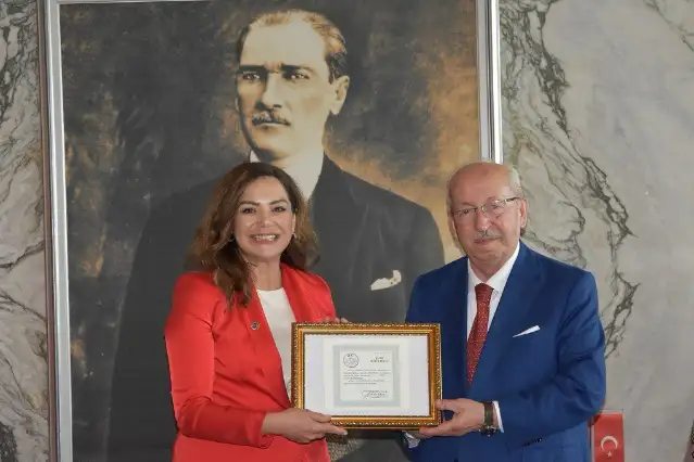Tekirdağ Büyükşehir Belediyesi’nin ilk kadın başkanı Candan Yüceer, göreve başladı