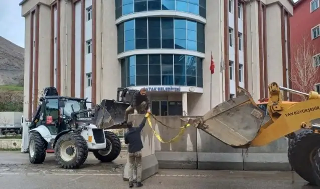 Van'da belediye önündeki beton bariyerler kaldırıldı