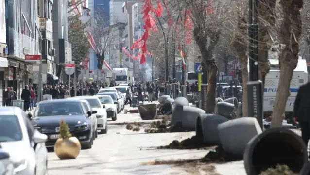 Van'da başlayan protestolar tüm sokak ve caddelere yayıldı