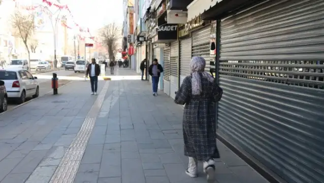 Van’da kepenkler açılmadı: Kente binlerce polis sevk edildi