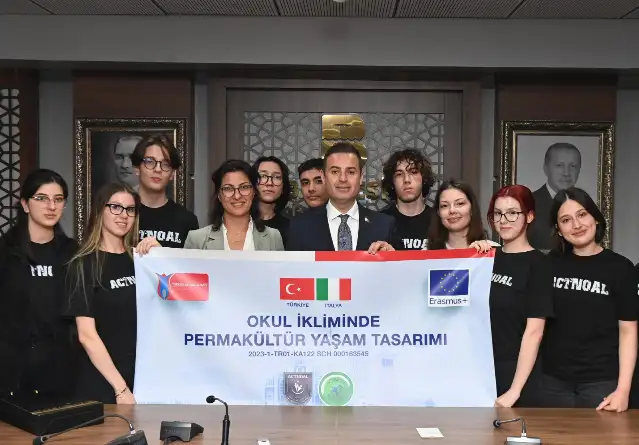 Ahmet Akın'dan, gençlerin gelecek projelerine tam destek